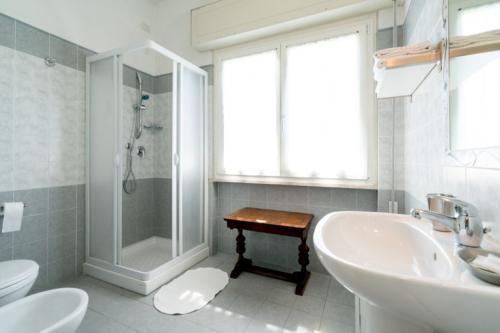 en-suite-bathroom-768x512